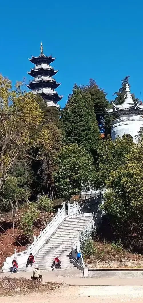 古稀年龄老知青,挑战老鹰山玻璃栈道